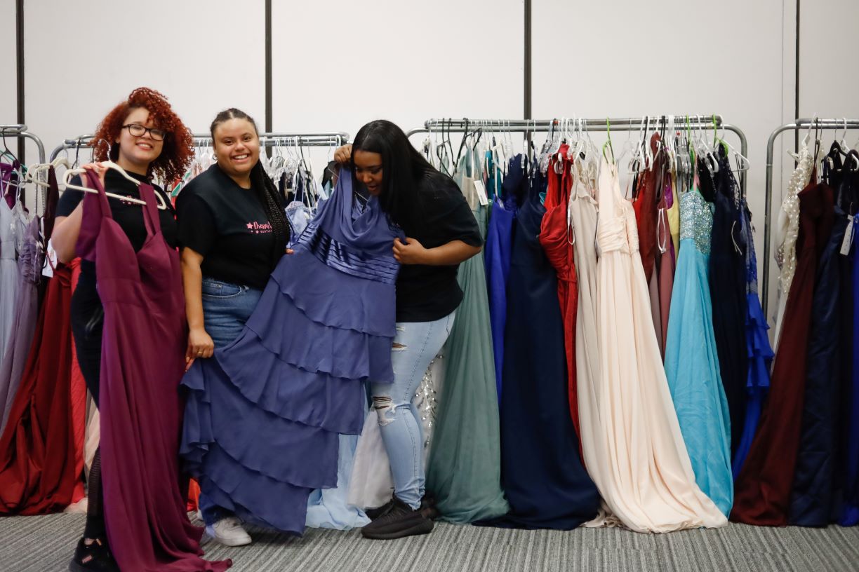 Prom dresses for 2024 low income families